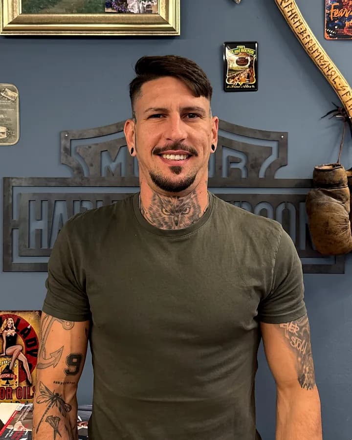 Yonay, Barber, im olivgrünen T-Shirt, lächelnd